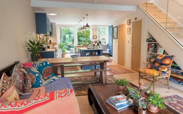 Cosy And Beautiful 4br House
