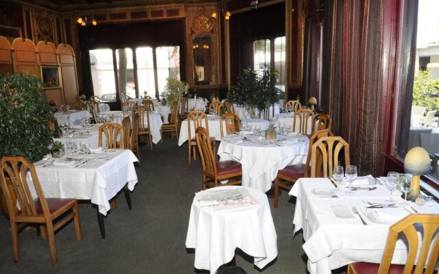 Le Riche Hotel