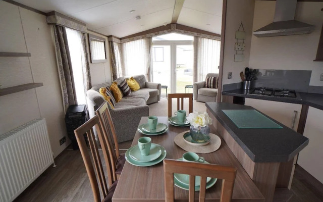 Pets Stay Free 8 Berth lux van Heacham Beach
