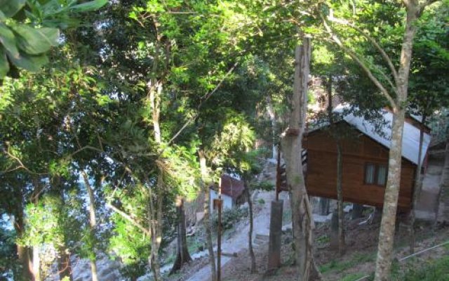 Treetop Guesthouse and Bungalows