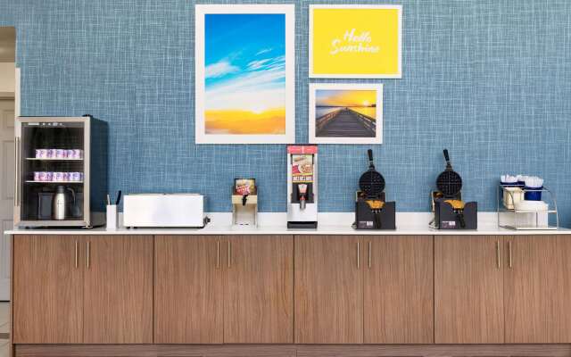 Days Inn & Suites by Wyndham Savannah Midtown