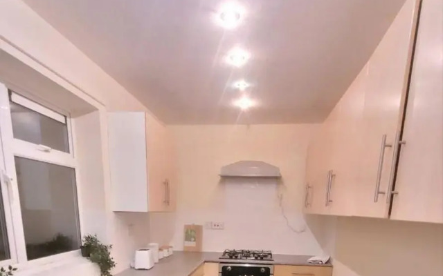 Warrington - House - Sleeps 10 - Parking - Garden