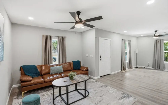 Spacious 4BR Haven Perfect for Groups Near DT