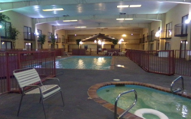 Econo Lodge Inn & Suites