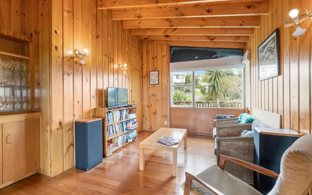 Queenie - Waikanae Beach Holiday Home
