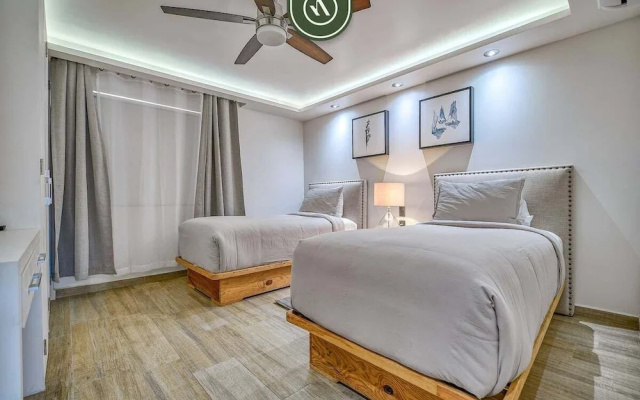 3BR Condo With Private Balcony - Pool - Marina`