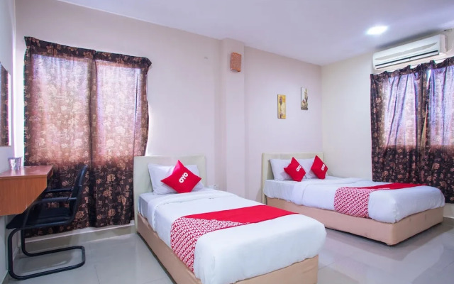 OYO 44010 Royals Star Hotel