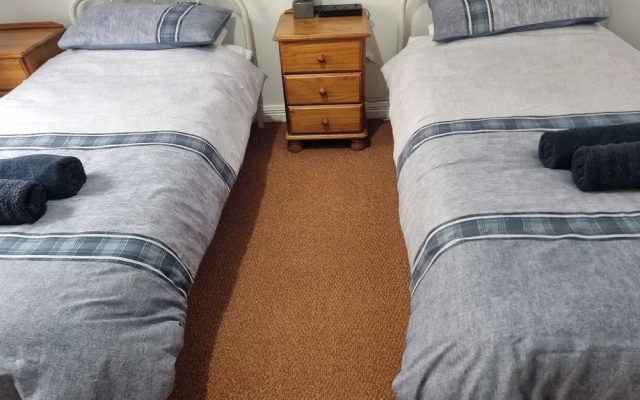 3 Bedrooms - Sleep 7 - Garden - Private Parking