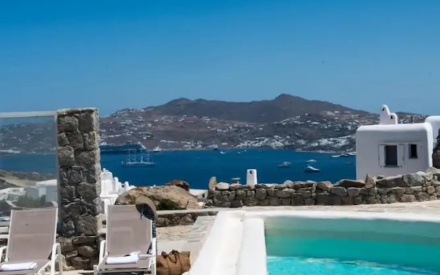 Elegant villa with ocean views & 2 pools
