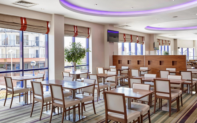 Holiday Inn Express London - Newbury Park