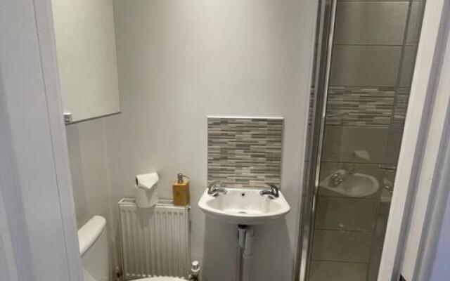 Modern 6 bedroom 5 min walk to beach & restaurants