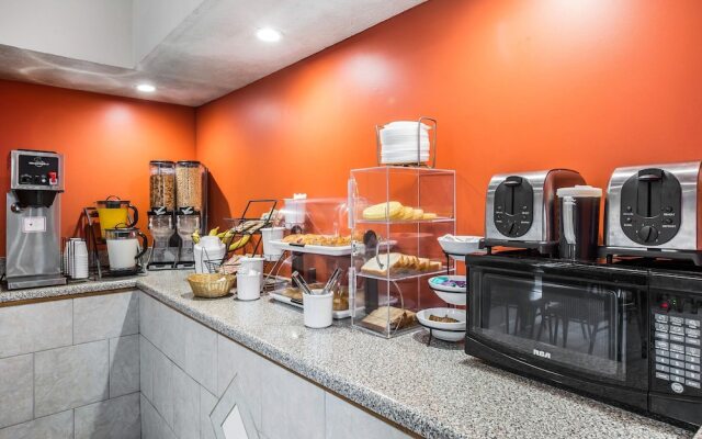 Econo Lodge Inn & Suites