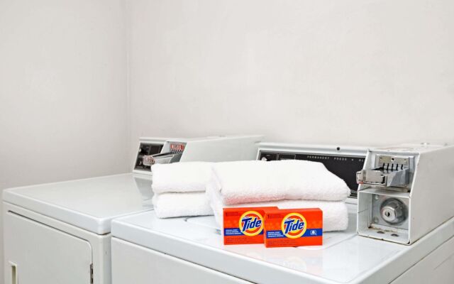 Howard Johnson Express Inn - Claremont