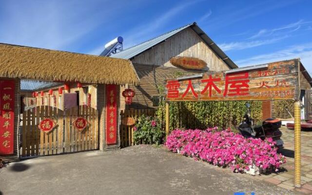 Arctic Village Snowman Chalet