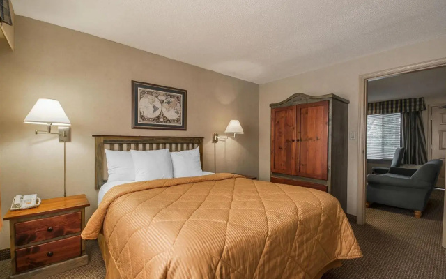 Econo Lodge Inn & Suites