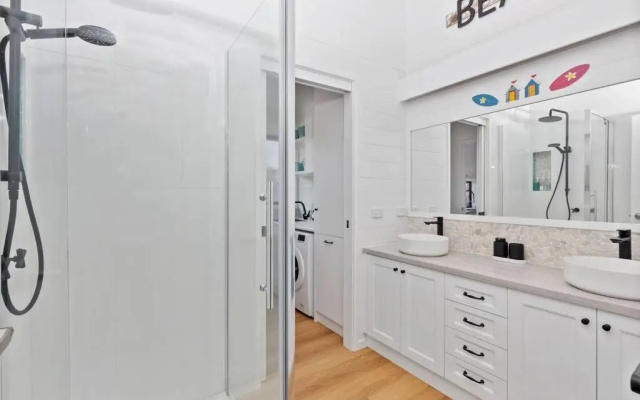 Sea Breeze on Orton - 5 minute walk to the beach! – Bathroom – Ocean Grove