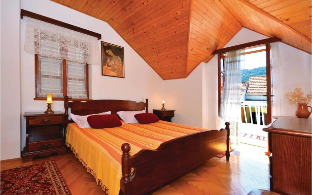 Three-Bedroom Apartment with a Fireplace in Stari Grad