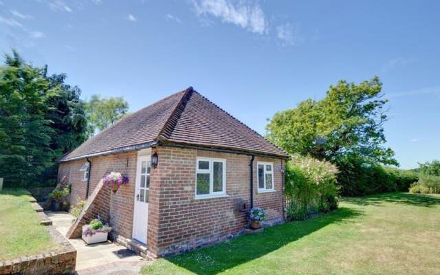 Romantic 1-bedroom Holiday Home in Goudhurst With Garden