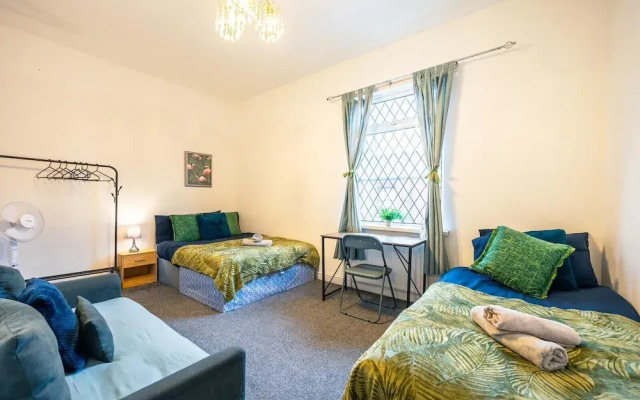 Rochdale Retreat - Spacious 4-bed House 8 Beds