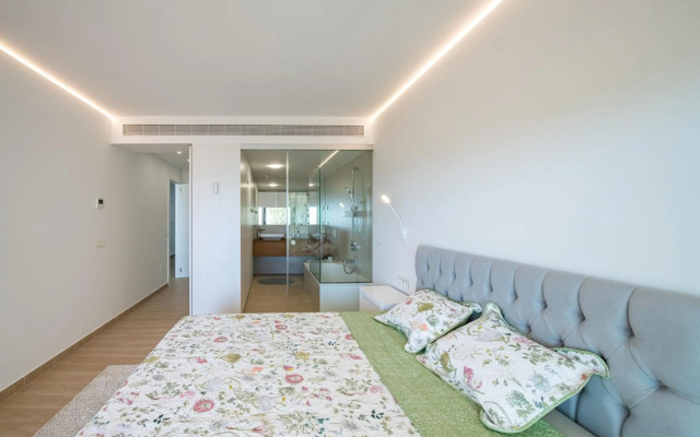 Unique 2 bedroom unit with pool near beach