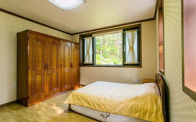 Yeongwol Deulkkotsanjang Pension