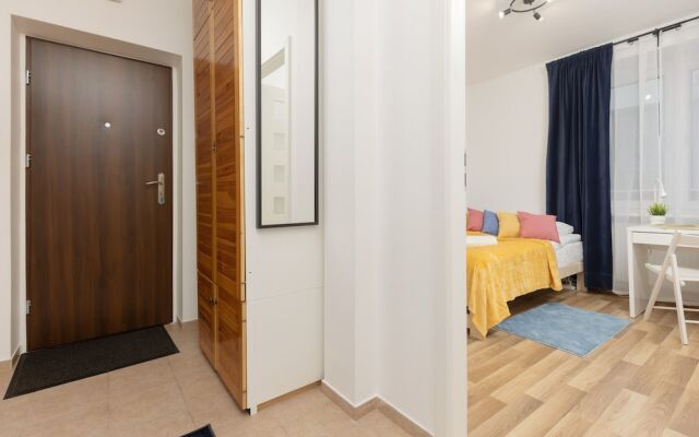 Dabrowskiego Apartment by Renters