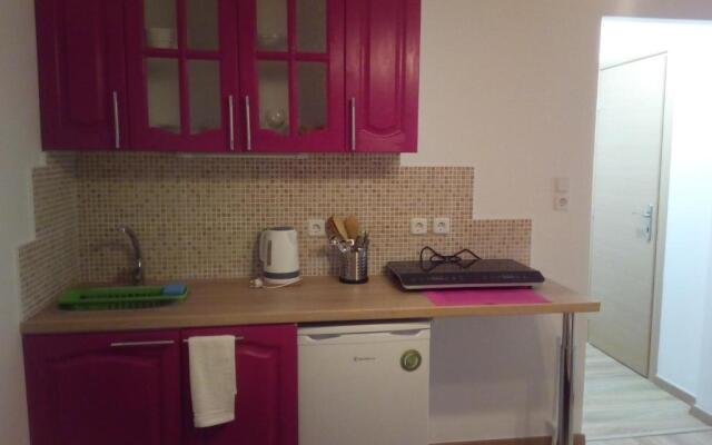 New studio next to metro for 2 people