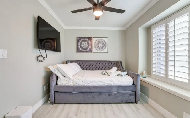 Bright Tempe Home w/ Fenced Backyard!