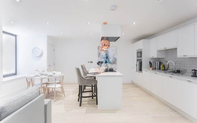 Chic & Newly Refurbished Townhouse in Bath