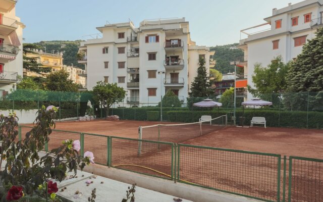 Modern Apartment with Terrace, Swimming Pool&Tennis