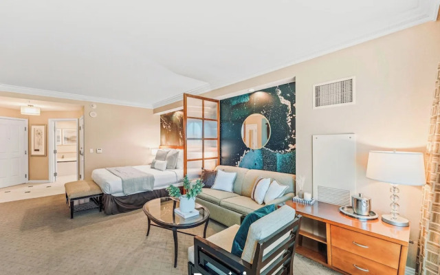 Premium Suite w/balcony at The Signature
