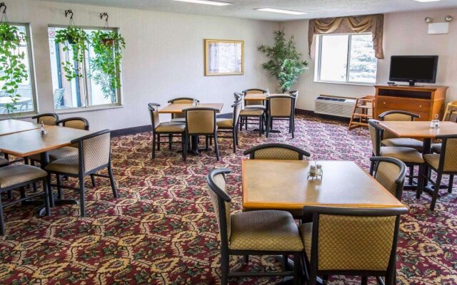 Quality Inn & Suites Woodstock near Lake Geneva