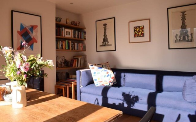 2 Bedroom Flat With Private Garden East London