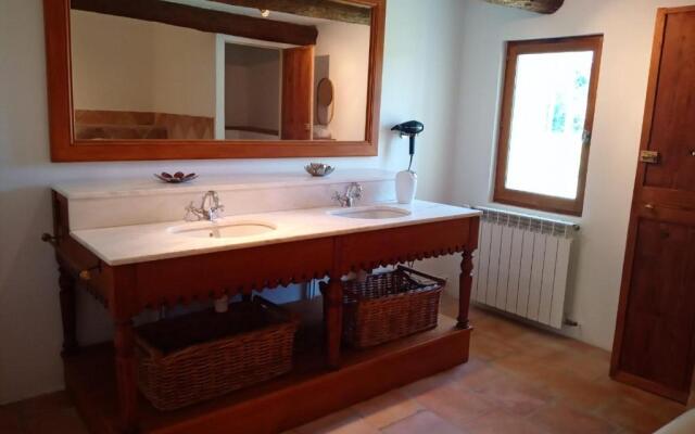 Le Mas Des Flaneraies