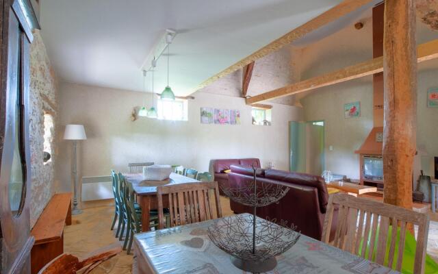 Garden-View Holiday Home in Dégagnac with Jacuzzi