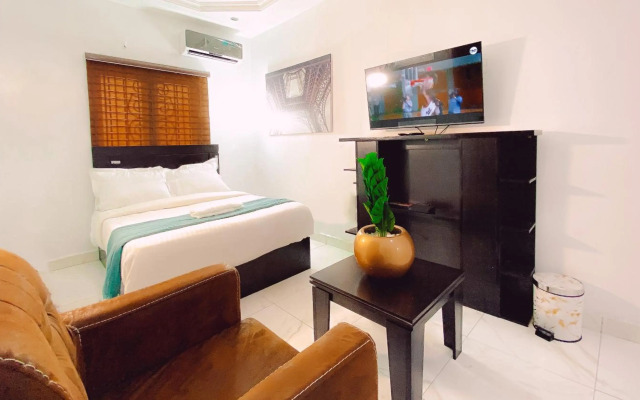 Royal Court Lounge & Boutique Hotel