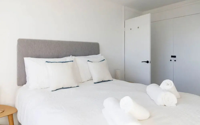 Beautifully Refurbished 4-bed Beachside Retreat