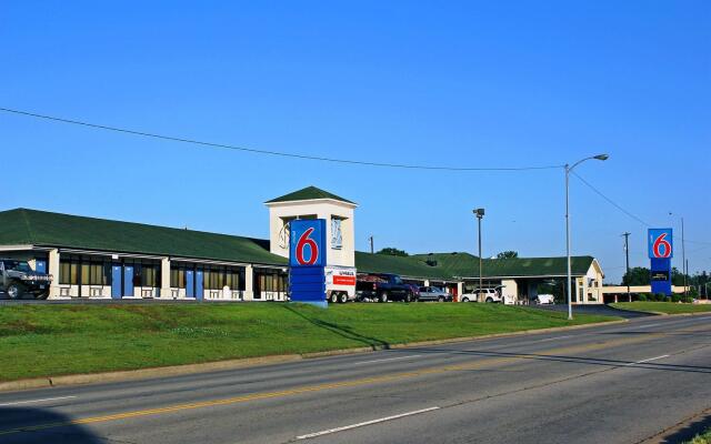Motel 6 Sallisaw, OK