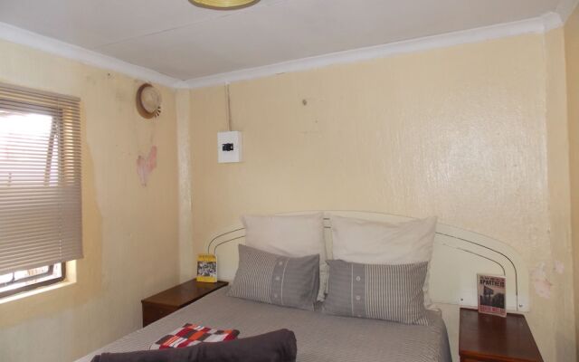 Orlando West Guest House - Hostel