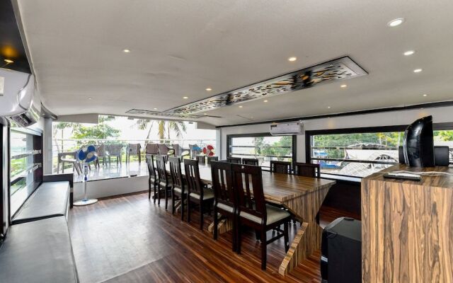 Oyo 24725 Houseboat Royal River 4bhk