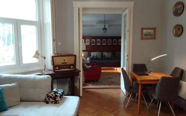 Modern Lux Parkside Apartment- Garden View