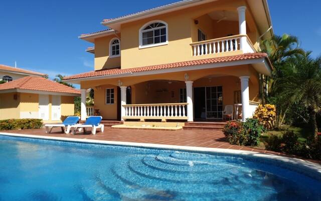 Great Privacy 3 Bedroom Villa Near the Beach