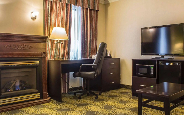 Comfort Hotel & Suites