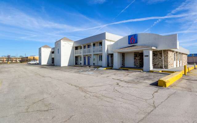 Motel 6 Indianapolis, IN - South