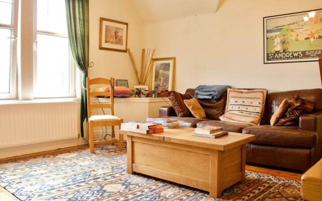 2 Bedroom Flat With Parking In Edinburgh