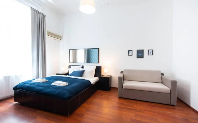 Very central convenient large AC place