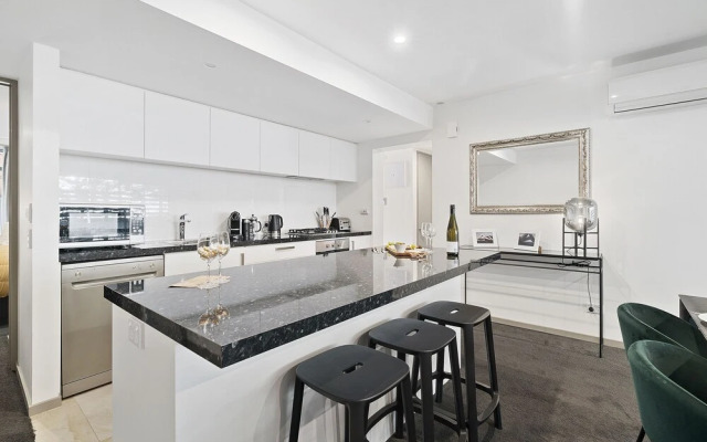 Central Location - Contemporary 2 Bedroom Aptm