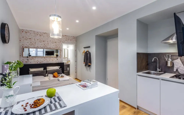 Deluxe Adria Square Studios