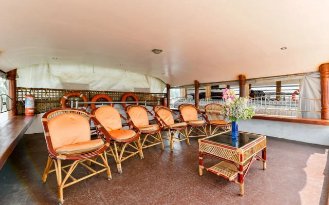 OYO 23047 Rkv Golden Petal Houseboat 3 Bhk
