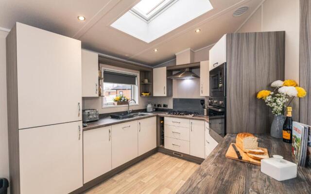 Honeysuckle Lodge with Hot Tub